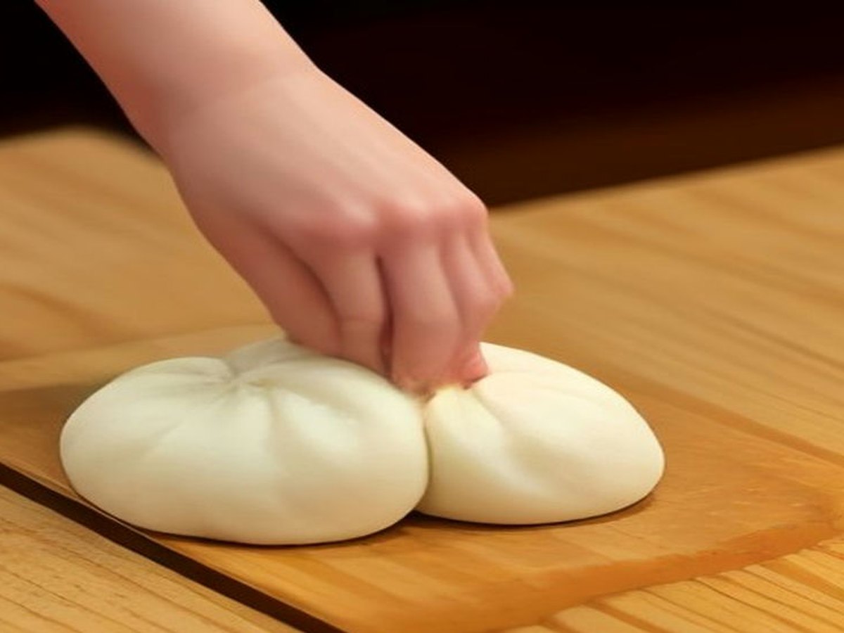 Thợ bánh Gia An đang nặn bánh bao bằng tay
