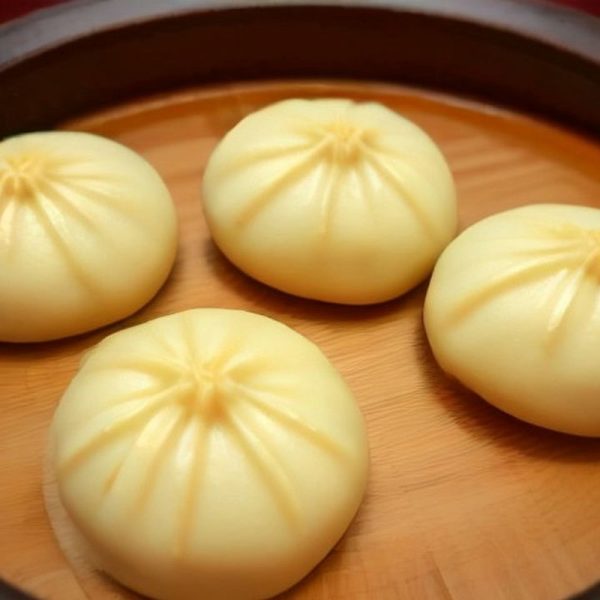 Bánh bao nhân bơ sữa trong xửng hấp
