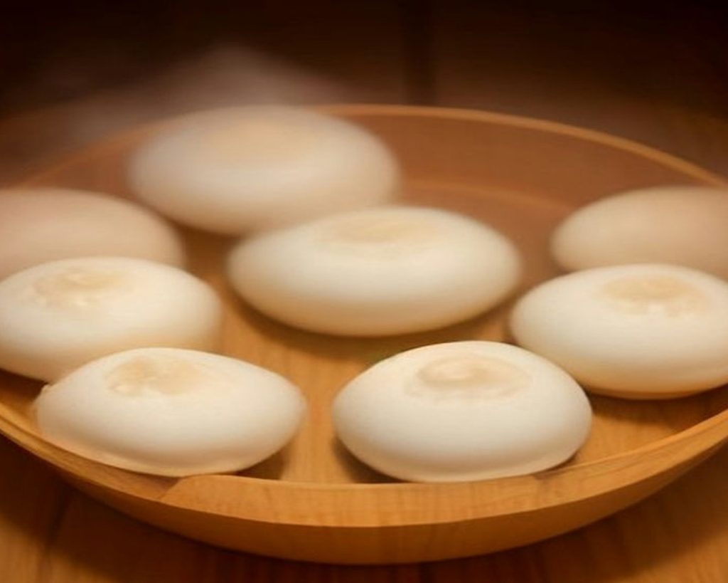 Xửng hấp đầy bánh bao vỏ trắng và vỏ gạo lứt tím nóng hổi